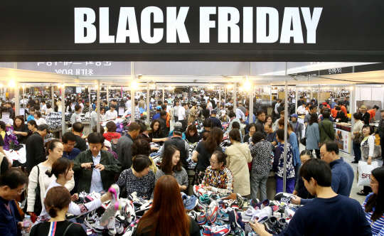 정부가 내수 활성화, 소비 진작을 위해 지난해부터 백화점 등 유통업계와 함께 실시하고 있는 '코리안 블랙프라이데이', 'K-세일' 등이 결국 백화점만 배불리고, 입점 판매업체는 팔수록 손해를 보는 부작용을 낳고 있다는 지적이다. 백화점들은 입점 업체들에 판매가격 할인을 종용하면서도, 40%에 달하는 높은 입점 수수료를 챙겨가는 소위 '갑질' 행세를 해온 것으로 드러났다. 사진은 지난해 10월 15일 롯데백화점이 경기 고양시 일산 킨텍스 전시장에서 개최한 블랙프라이데이 출장 세일 행사 모습.  유동일기자 eddieyou@